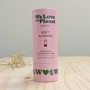 Desodorante natural Soft Almond de We Love The Planet, especialmente indicado para pieles sensibles. Sin bicarbonato ni aluminio y en formato stick.