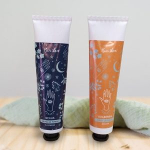 Crema reparadora de manos nutritiva en tubo de aluminio reciclable