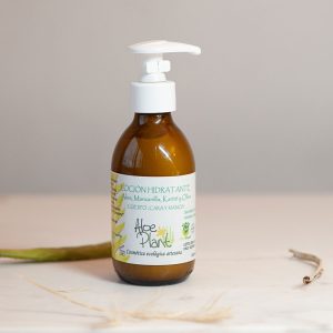 Loción hidratante ALOEPLANT con aceite de cáñamo, manteca de karité y aceite de manzanilla. Una crema multiusos para toda la familia