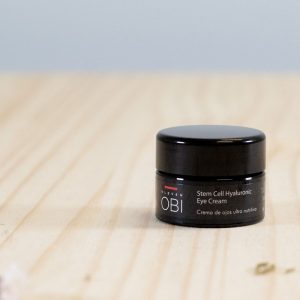 Contorno de ojos ultra nutritivo Eleven Obi. Una fórmula exquisita que combina el escualeno, la cafeína, el ácido hialurónico, la centella asiática y la manteca de karité, ofreciendo múltiples beneficios.