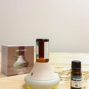 El aromadifusor nebula PLUS Terpenic es un nebulizador de aceites esenciales portátil que permite dispersar los aceites esenciales directamente desde el frasco sin agua y sin mecha.