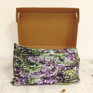 Este saco térmico de semillas, confeccionado artesanalmente, es ideal para disfrutar del calor y el frío y aliviar la sensación de tensión muscular. Está relleno de trigo seleccionado y flores de lavanda seca, que desprenden un suave aroma natural. Su funda de algodón 100 % certificado OEKO-TEX® es lavable y está disponible en diferentes estampados y tamaños. ¡Un imprescindible para estar agustito en casa durante todo el año!