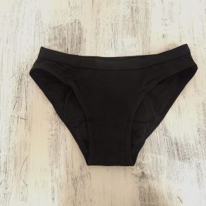 La braga menstrual Irisana combinan 4 tipos de tejidos técnicos que absorben y retienen el flujo menstrual de forma eficaz. Puedes usarla sola o combinarla con otros productos de higiene íntima, como un tampón o la copa menstrual.
